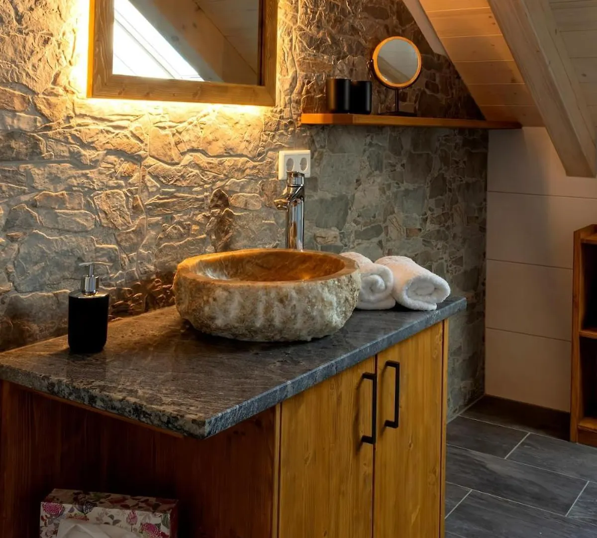 Beautiful New Building Attic Apartment Viktoria Bobing